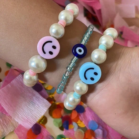 Pearl Happy Face Bracelet - Picture 2 of 3